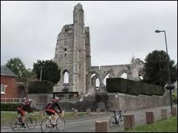 Voici les ruines de l'église d'Ablain-Saint-Nazaire. Commune du Pas-de-Calais, elle se situe dans le département n° ...