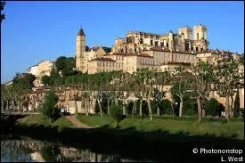Nous partons à la découverte de la ville d'Auch. Préfecture de son département, elle se situe en région ...