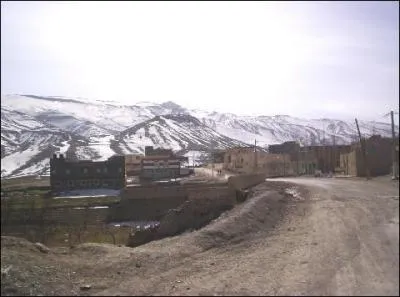 Dans quelle localité du Haut Atlas se déroule le célèbre moussem des fiancés ?