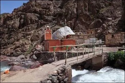 Au sanctuaire de quel(le) saint(e) effectue-t-on un pèlerinage sur les pentes du mont Toubkal ?