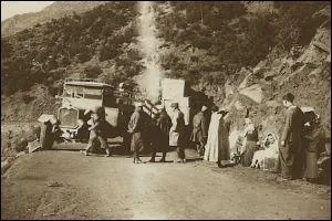 En quelle année fut inauguré le tronçon Marrakech-col du Tichka de la route construite par les Sapeurs de la Légion qui reliera ensuite Ouarzazate ?