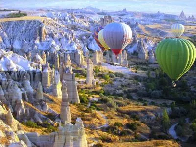 Les ballons survolant ce site protégé au patrimoine de l'humanité de l'UNESCO, la région de Cappadoce, sont l'un des paysages typiques d'un pays méditerranéen. Lequel ?