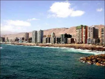 Cette composition résume parfaitement un pays d'Amérique du Sud, où les habitations sont "coincées" entre mer et hauts sommets. Lequel ?