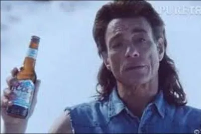 Jean-Claude Van Damme apparaît dans une pub délirante pour une bière anglaise.