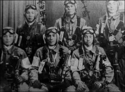 Pourquoi les kamikazes portaient-ils des casques ?