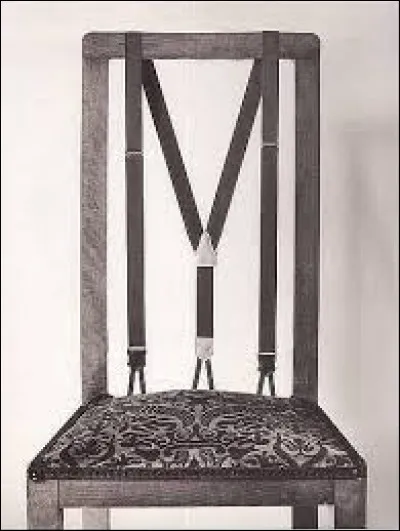 Quels sont ces objets détournés dans le but d'assurer souplesse et solidité au dossier de cette chaise qui prend alors une allure décalée ?