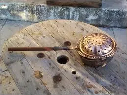 C'est une chaufferette circulaire, basse, en métal.