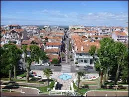 Nous reprenons la route qui nous mène à Arcachon. Station balnéaire du Sud-Ouest, elle se situe dans le département ...