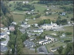 Nous survolons la commune midi-pyrénéenne de Gèdre. Nous sommes dans le ciel du département n° ...
