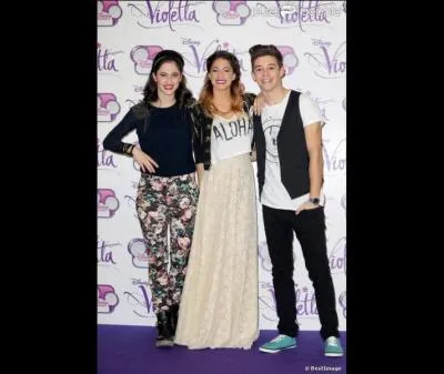 Dans la saison 3 de Violetta, comment sont ses cheveux ?