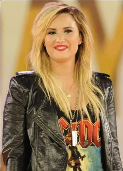 Vous connaissez sûrement le nom de la série où elle a joué le rôle principal de Sonny Monroe ?