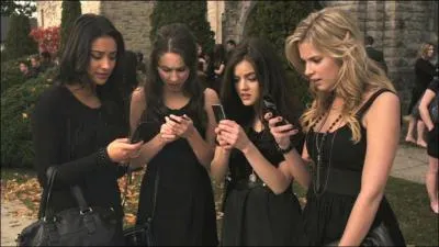 Pour quel personnage la ville de Rosewood s'est-elle rendue au quatrième enterrement de la série ?