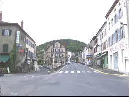 Nous sommes dans le centre-ville de Massiac, commune auvergnate située dans le département ...