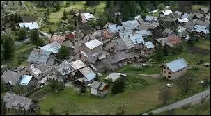 Nous survolons la commune pacaïenne de Névache. Nous sommes dans le ciel du département n° ...