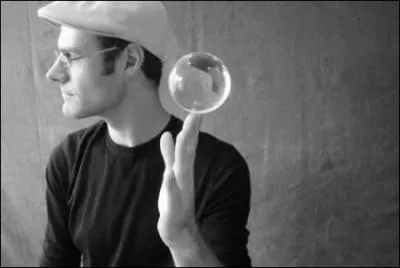 Enfin, qu'appelle-t-on un jongleur "traditionnel" ? (en opposition avec le jongleur dit "contemporain")