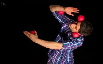 Quel est ce rattrapage de balles qui consiste à lancer une balle derrière son dos et à la rattraper avec la main entre ses jambes ?