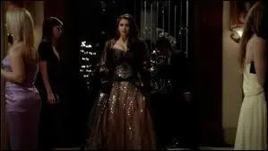 Dans cette image, Elena est invitée au bal des Mikealson, mais un membre de la famille a demandé de la voir. Qui ?