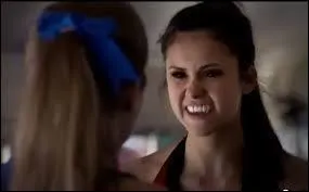 Pourquoi Elena a-t-elle tué cette fille ? (sur l'image).