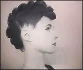 En 2013, elle participe &agrave; une chanson d'un groupe mais quelle chanson et de quel groupe ?