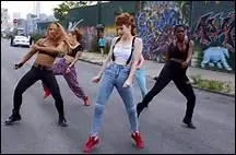 En 2014, elle sort son premier single, quel est son nom ?