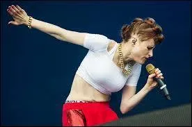 Elle &eacute;crit par la suite une chanson qui devient un grand succ&egrave;s, quel est son titre ?