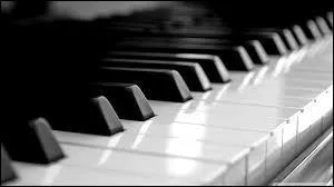 Combien de pédales possède le piano à queue ?