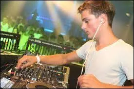 En quelle année a-t-il commencé à faire des remix ?