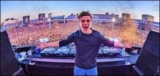 A quel âge a-t-il appris à jouer de la guitare ?