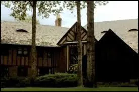 A qui appartient ce manoir ?