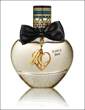 Trouvez-moi le nom de la youtubeuse ayant créé ce parfum, en vente en exclusivité chez Aéropostale.