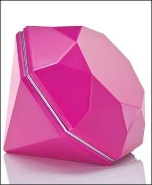 Cette star a fait simple pour le nom de son parfum. En effet, elle l'a appelé Pink Diamond, ce qui signifie "diamant rose". Sur l'image, vous pouvez constater que le parfum est un diamant rose ! Mais à qui appartient ce parfum ?