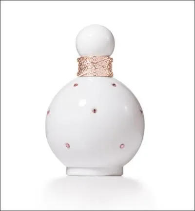 À qui appartient ce parfum doux, sucré et romantique, parfait pour l'été intitulé "Intimate" ?