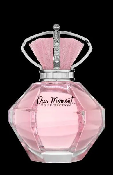Ce parfum est le premier d'un groupe masculin et porte le nom de "Our Moment", il appartient à :