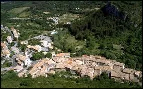 Nous survolons la commune pacaïenne d'Orpierre. Nous sommes dans le ciel du département ...