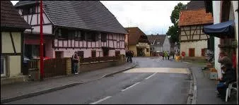 Nous traversons la commune de Sundhoffen. Nous sommes en région ...