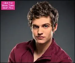 Qui est la deuxième personne mordue par Dereck ?