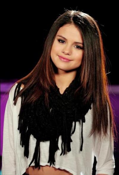 Commençons par une star aux cheveux bruns : Selena Gomez. Quelle était sa première meilleure amie ?