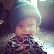 Comment s'appelle la fille de la maquilleuse dont Harry Styles est le parrain ?