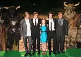 Quelle est la petite actrice au milieu en bleu ?