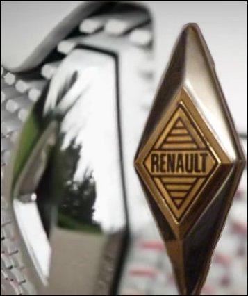 Le triangle Renault, né en 1924, avait à l'origine une utilité autre qu'esthétique. Un orifice a été percé sur le capot avant pour y introduire :