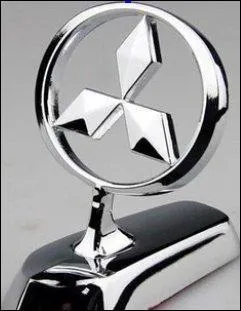 En 1870, Yataro Isawaki fonde une compagnie de navires postaux : Mitsubishi est né. « Mitsu » signifie « trois », mais « ishi » ?