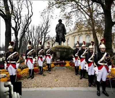 Le 11 novembre 1919, 1e anniversaire de l'armistice marquant la fin de la 1e Guerre mondiale. Il fut institué, pour la 1e fois dans en France, un « événement » symbolique pour marquer le souvenir de cette guerre. Maintenant, il est couramment utilisé, hélas. Que s'est-il passé ?