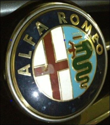 Le double écusson d'Alfa Roméo : le serpent « terrassant un infidèle » provient des armoiries de la famille Visconti. Mais la croix rouge ?