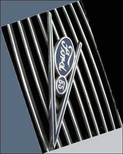 Revenons à Ford évoqué plus haut : le logo n'est pas très recherché mais d'où viennent les couleurs traditionnelles, bleu et blanc ?