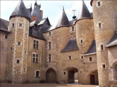 Quel est ce château du Loir-et-Cher doté d'une belle galerie à arcades de style Renaissance et qui possède un potager d'inspiration médiévale ?