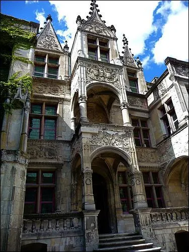 Quel est ce beau logis Renaissance visible à Tours faisant aujourd'hui office de musée archéologique ?