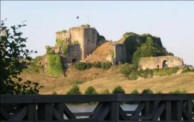 Dans quel département se trouve Tiffauges, où après son épopée avec Jeanne d'Arc, il se retira et commis de nombreux meurtres d'enfants ce qui le conduit à être brûlé le 26 octobre 1440 ?