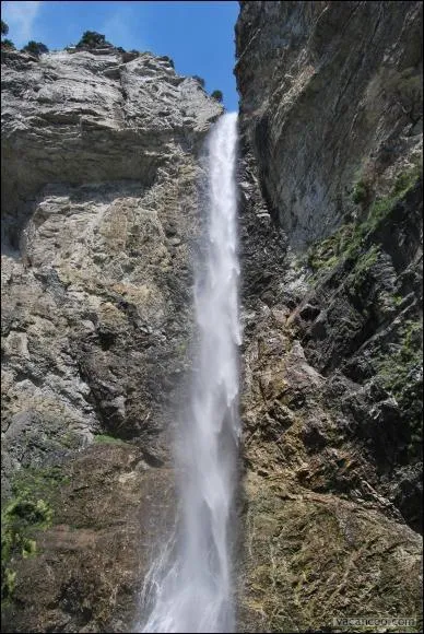A Avrieux dans le département de la Savoie, vous pourrez admirer une impressionnante cascade, quel est son nom ?