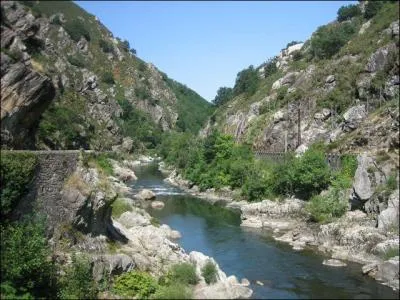 Dans quel département irez-vous afin de contempler le pittoresque défilé du Pas de Roland ?