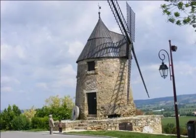 Castelnaudary est connu pour son célèbre cassoulet , mais cela est moins connu par ses moulins à vent qui étaient autrefois de vingt à trente, comment s'appelle l'un des rares survivants visible sur la photo d'accompagnement ?